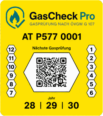 Muster der GasCheck Pro Prüfplakette – Gasprüfung nach ÖVGW G 107, mit Prüfnummer, QR-Code und Markierung für Monat und Jahr der nächsten Prüfung.